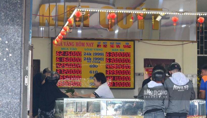 Cảnh đông đúc người dân đến mua, bán vàng tại tiệm vàng Kim Quýt (nằm ở chợ Quốc Thái).