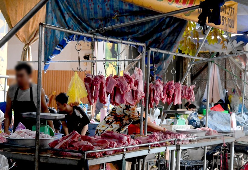 Gian hàng bán thịt đảm bảo cung ứng đầy đủ để phục vụ người dân trong dịp Tết Giáp thìn 2024.