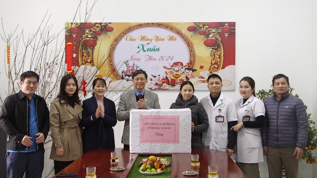 Lãnh đạo Liên đoàn Lao động tỉnh Bắc Giang tặng quà tới cán bộ, nhân viên Bệnh viện Nội tiết tỉnh Bắc Giang. Ảnh: Quyết Chiến 