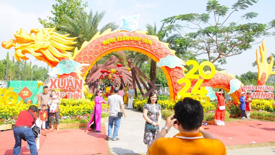 Vườn hoa nghệ thuật Cần Thơ Tết Giáp Thìn năm 2024 được thực hiện tại công viên sông Hậu, kéo dài từ cổng nhà hàng Lúa Nếp đến cổng nhà hàng Hoàng Tử (quận Ninh Kiều).