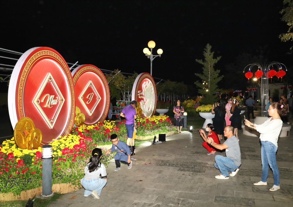 Vườn hoa nghệ thuật Cần Thơ sẽ phục vụ người dân và du khách tham quan đến hết mùng 5 Tết.