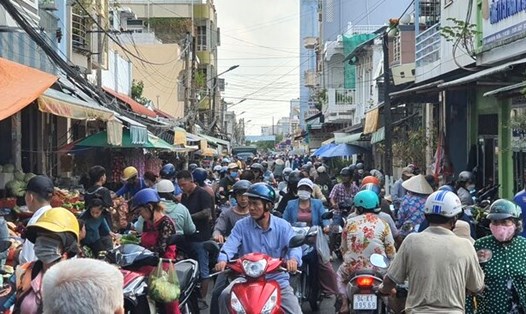 Người dân Bạc Liêu chen chân đi sắm Tết, chợ truyền thống nhộn nhịp trở lại ngày 30 Tết. Ảnh: Nhật Hồ