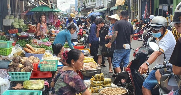 Công nhân lao động, người thu nhập thấp tranh thủ đi chợ Tết tại Bạc Liêu. Ảnh: Nhật Hồ