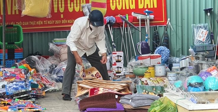 Công nhân lao động tranh thủ mua sắm Tết. Ảnh: Nhật Hồ
