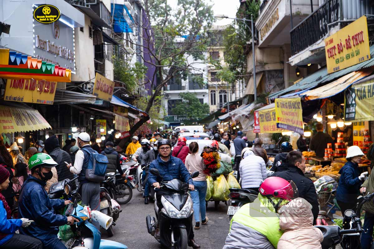 Theo ghi nhận của Lao Động, ngay từ sáng sớm chợ đã tấp nập người mua, đoạn dọc từ con phố Gia Ngư, Hàng Bè và ngõ Trung Yên luôn trong tình trạng chật cứng, tắc đường.