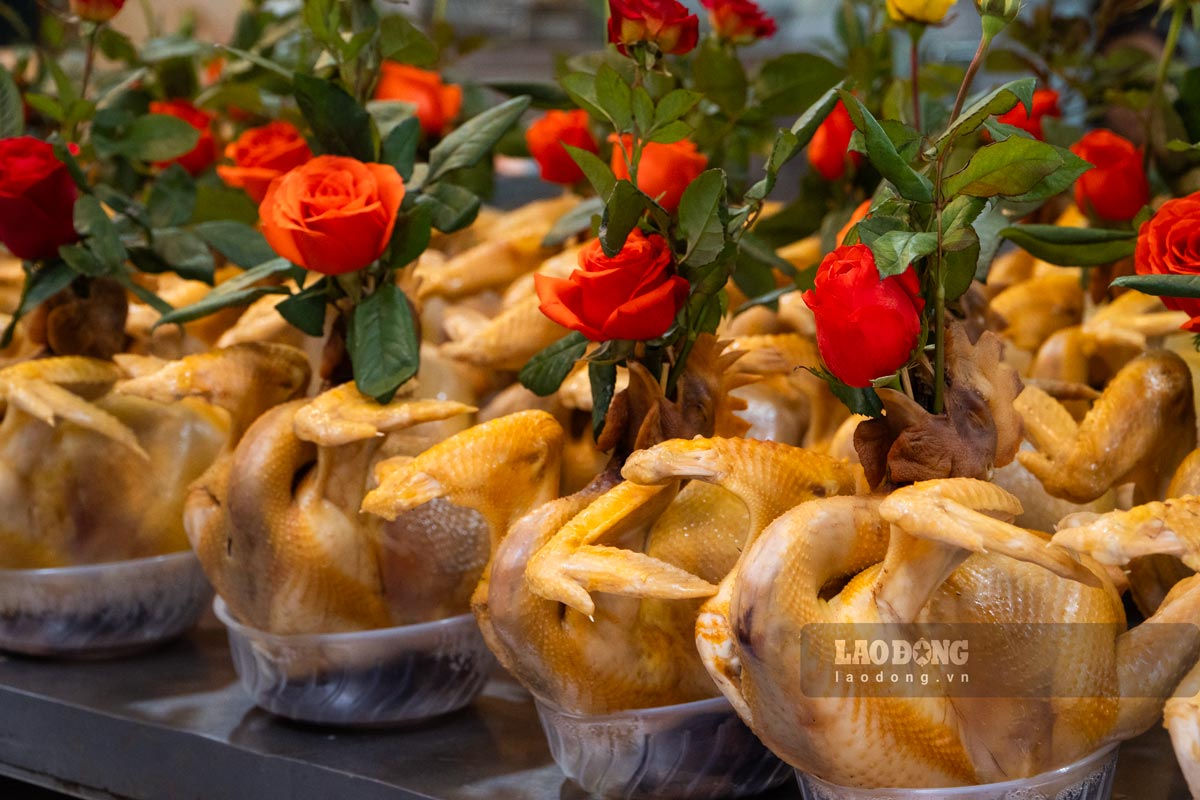 Món ăn đắt khách nhất của chợ Hàng Bè mỗi dịp Tết là gà cánh tiên ngậm hoa hồng. Những con gà da vàng óng ả, tạo hình bắt mắt nặng khoảng 2kg được bán với giá từ 600.000 - 800.000 đồng/ con.