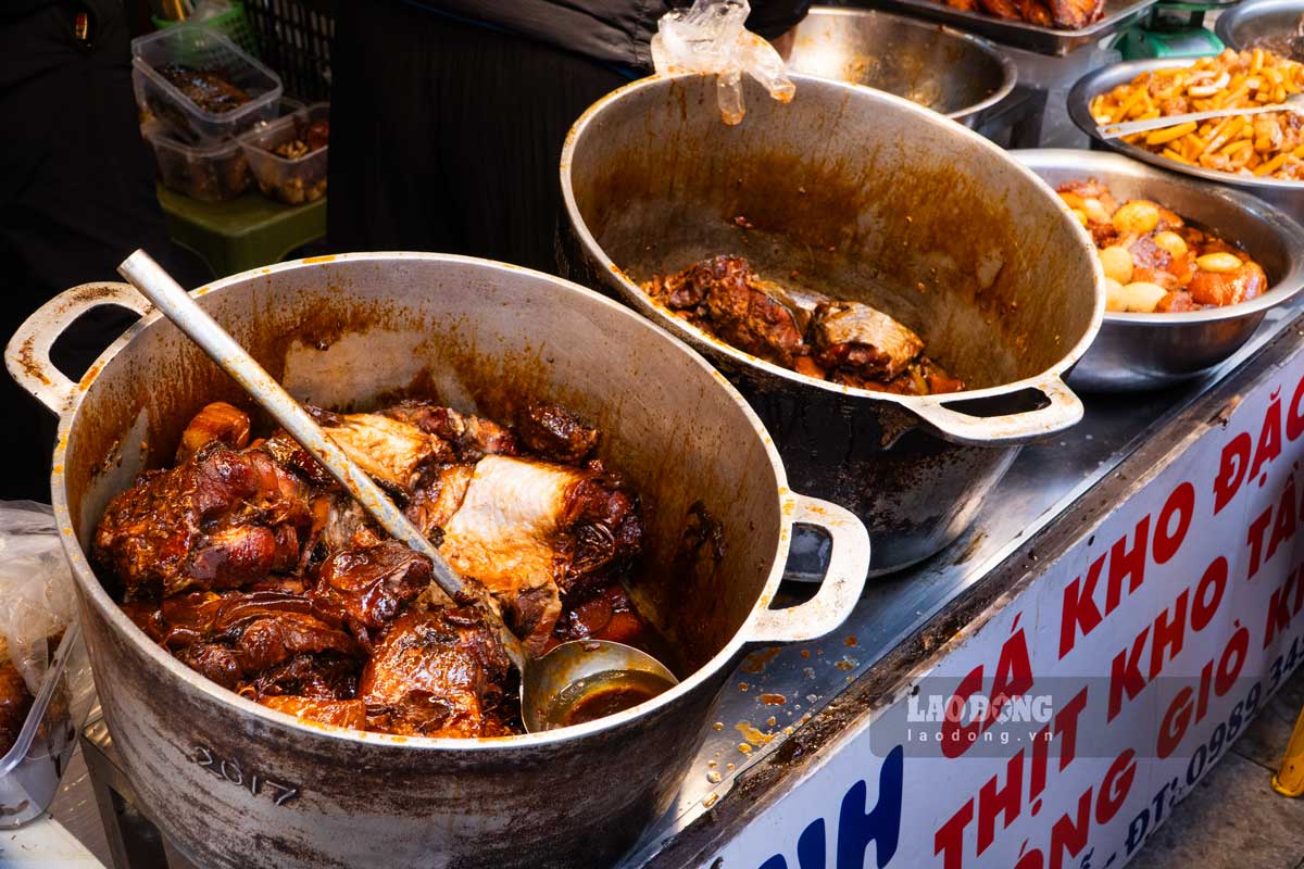 Những món ăn như cá kho, thịt kho cũng là hương vị đặc trưng của khu “chợ nhà giàu“. Cá trắm kho có giá 250.000 đồng/kg (dao động từ 0,8 kg - 1,2 kg/khúc), cá nục Quảng Bình kho giá khoảng 250.000 đồng/kg, thịt kho tàu giá khoảng 350.000 đồng/kg, thịt rang dừa giá khoảng 300.000 đồng/kg,...