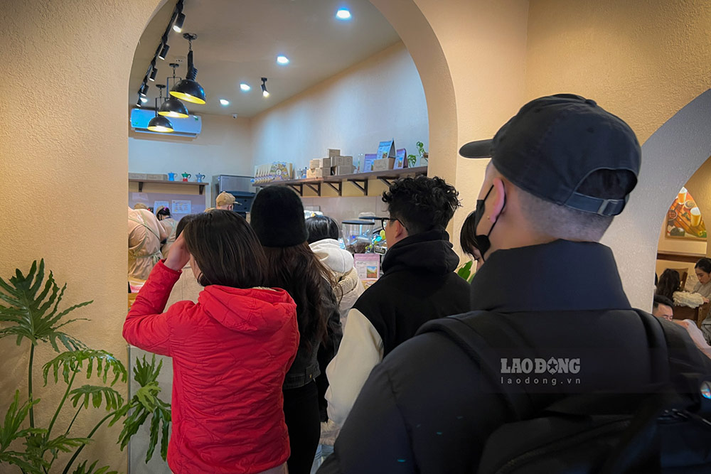 Thời điểm này, rất nhiều quán cà phê tại Hà Nội kín khách. Ảnh: Hải Nguyễn