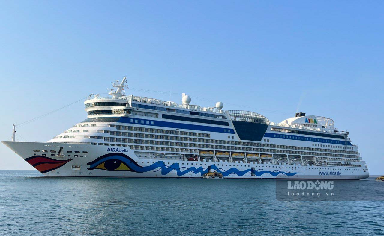 Tàu Aida Bella chở gần 2.000 du khách Châu Âu đến Phú Quốc tham quan. Ảnh: Xuân Nhi