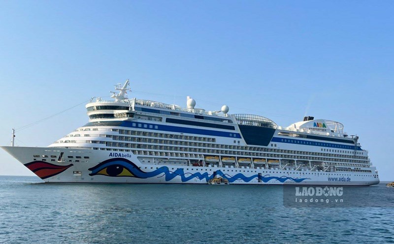 Tàu Aida Bella chở gần 2.000 du khách Châu Âu đến Phú Quốc tham quan. Ảnh: Xuân Nhi