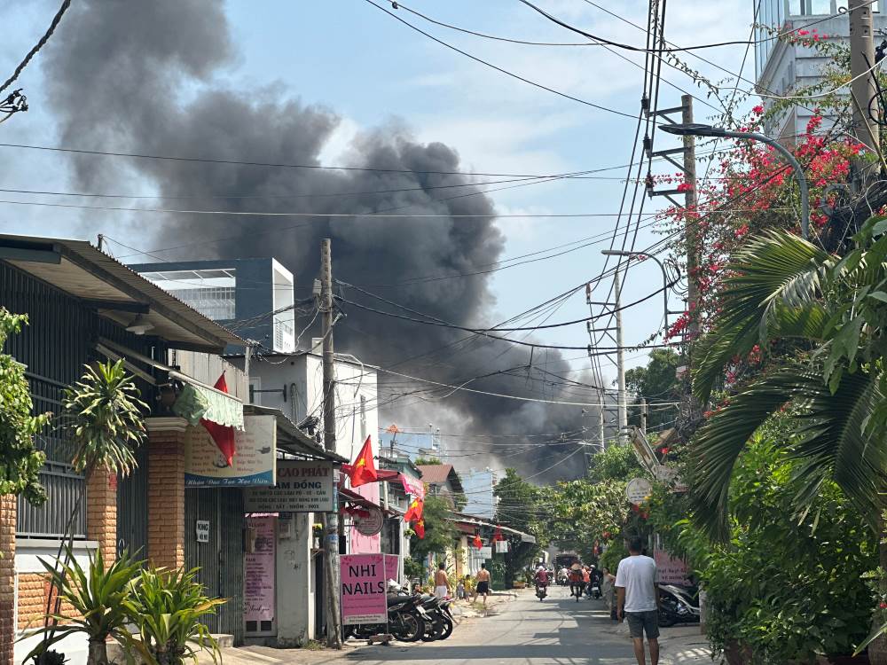 Khoảng  11 giờ ngày 9.2 (nhằm 30 Tết) tại hẻm C7C đường Phạm Hùng, xã Bình Hưng, huyện Bình Chánh đã xảy ra vụ cháy, cột khói bốc cao hàng chục mét