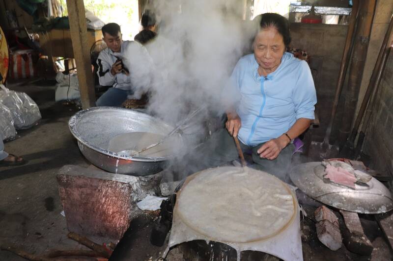 Lò bánh tráng của bà Trần Thị Luyện (huyện Hoà Vang, TP Đà Nẵng) ngày cận Tết. Ảnh: Nguyễn Linh