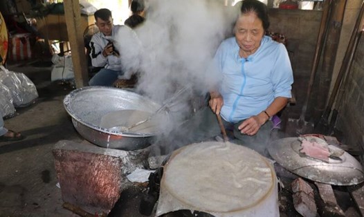 Lò bánh tráng của bà Trần Thị Luyện (huyện Hoà Vang, TP Đà Nẵng) ngày cận Tết. Ảnh: Nguyễn Linh