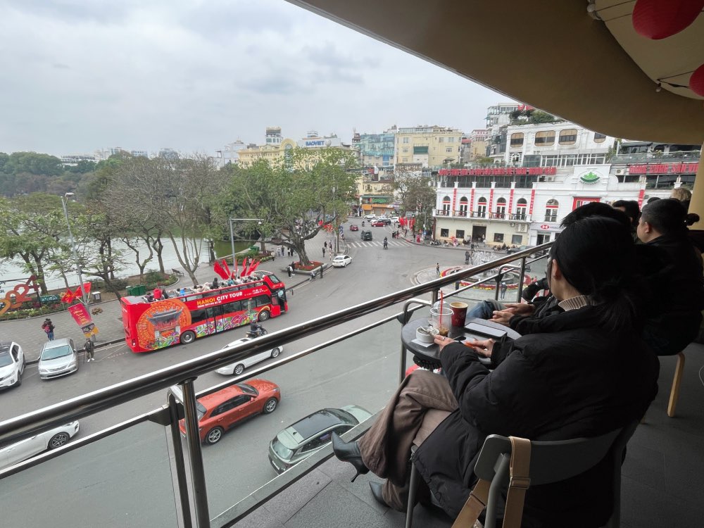 Quán cà phê tại khu vực hồ Hoàn Kiếm bán vé xem pháo hoa đêm giao thừa với giá 500.000 đồng/ người. Ảnh: Khánh An