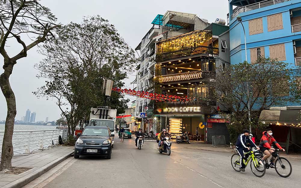 Nhiều quán cà phê trên phố Nguyễn Đình Thi kín khách đặt chỗ đêm giao thừa. Ảnh: Hải Nguyễn