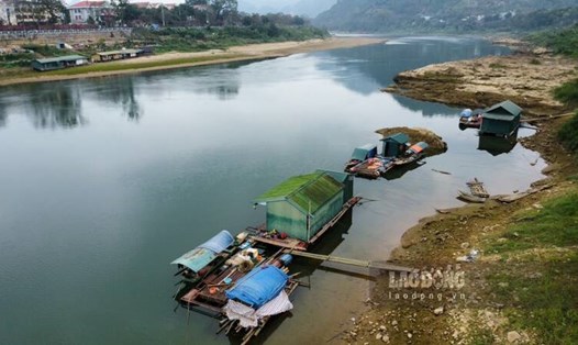 Tết của người dân làng chài dọc sông Lô. Ảnh: Lam Thanh