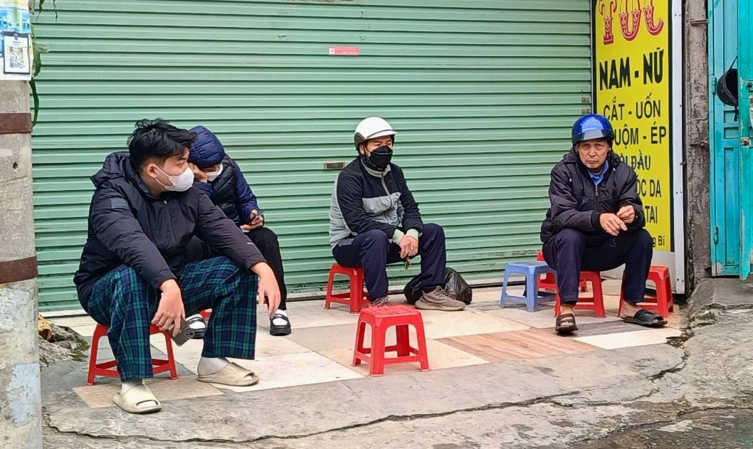 Theo ghi nhận, hàng loạt cửa hàng rửa xe máy dọc trên đường Tân Xuân (Bắc Từ Liêm, Hà Nội)
