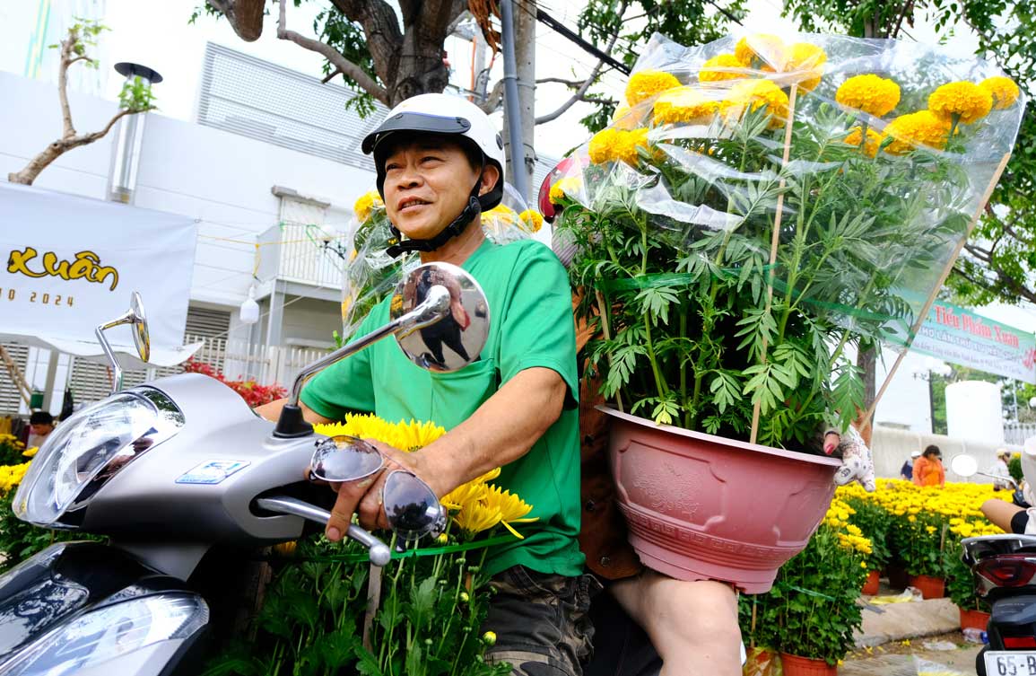 Đến mua hoa ngày 30 Tết, ông Nguyễn Đình Luyện (TP Cần Thơ) cho biết, dù đã là ngày cuối nhưng hoa vẫn rất đẹp, giá cả cũng phải chăng: “Tôi mua ít chậu vạn thọ và cúc. Hoa năm nay còn đẹp hơn năm vừa rồi. Nhà vườn chăm sóc cực khổ nên giá này tôi thấy rất ổn“.