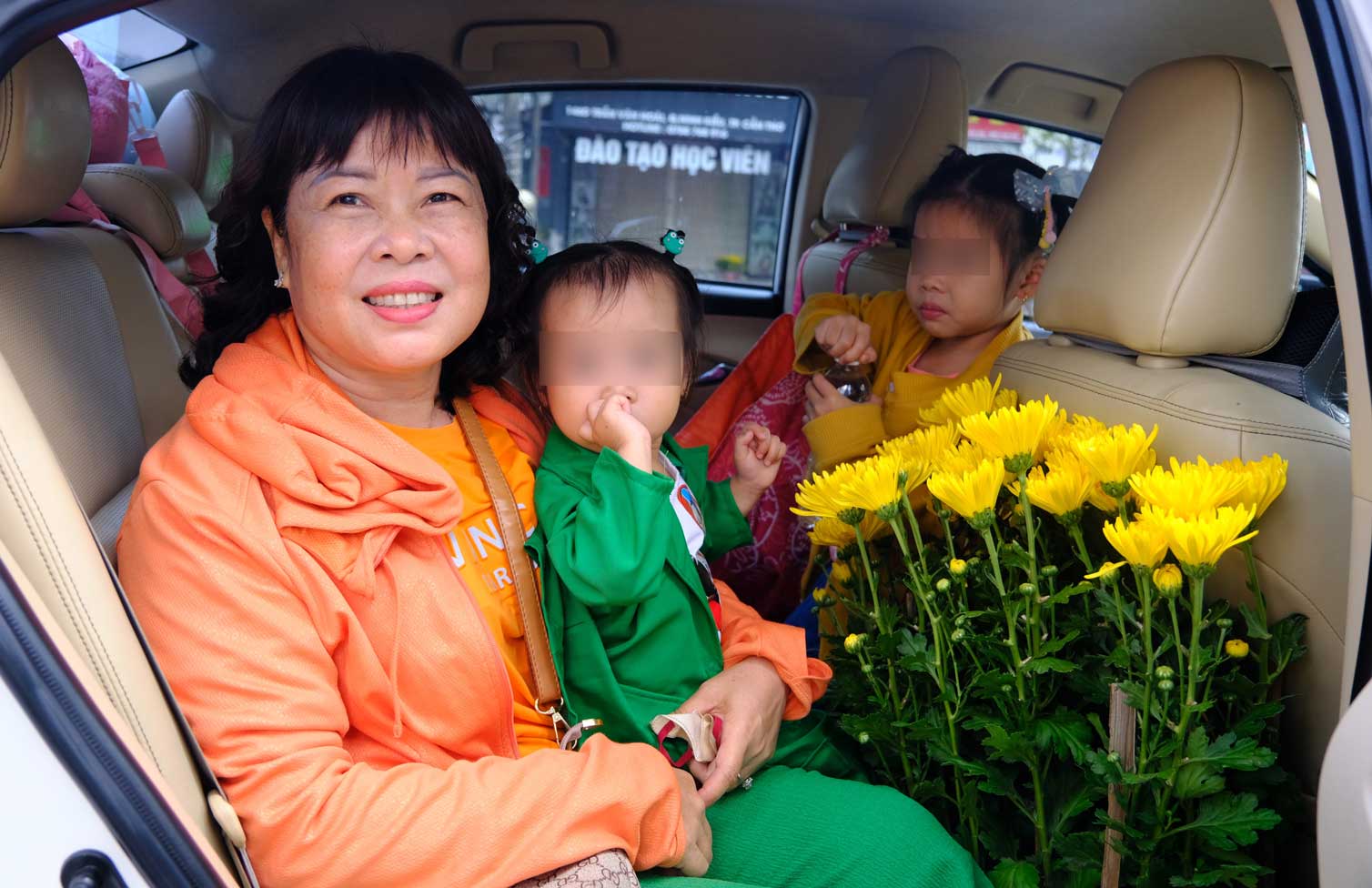 Đi chơi cùng gia đình, bà Nguyễn Kim Chi (tỉnh Vĩnh Long) đã ghé lại mua hoa vì giá rẻ: “Nhà tôi đã mua hoa đầy đủ hết nhưng đến đây thấy hoa đẹp và rẻ nên ghé mua thêm. Dù không nhiều nhưng tôi hy vọng nhà vườn sớm bán hết hàng vì mỗi năm có một mùa Tết“.