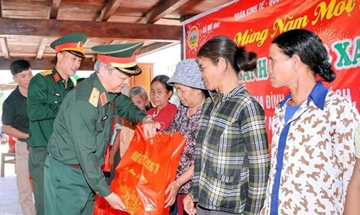 Thiếu tướng Hoàng Văn Sỹ - Tư lệnh Binh đoàn 15 tặng quà Tết bà con nhân dân tại xã Mo Rai, huyện Sa Thầy tỉnh Kon Tum. Ảnh: Thanh Tuấn 
