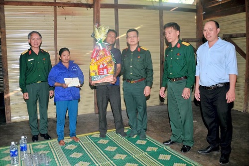Thượng tá Nguyễn Hồng Lam- Phó Tư lệnh Binh đoàn 15 thăm, chúc Tết gia đình công nhân Trung đoàn 710 tại xã biên giới Ia Mơ, huyện Chư Prông. Ảnh: Thanh Tuấn 