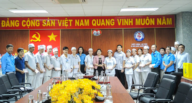 Phó Bí thư thường trực tỉnh ủy Sóc Trăng Hồ Thị Cẩm Đào cùng Lãnh đạo LĐLĐ tỉnh Sóc Trăng tặng quà cho đội ngũ y bác sĩ, nhân viên y tế Bệnh viện Đa khoa tỉnh Sóc Trăng. Ảnh: Phương Anh