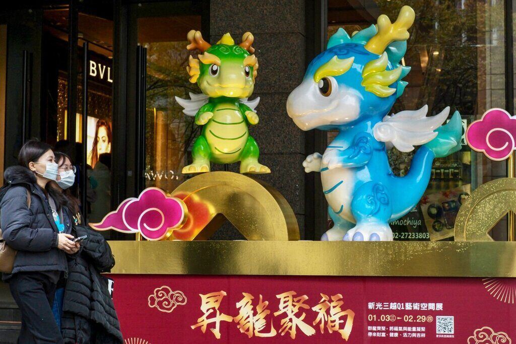 Người đi bộ đi ngang qua tác phẩm sắp đặt hình con rồng ở Đài Bắc, Đài Loan (Trung Quốc) ngày 8.2.2024. Ảnh: AFP