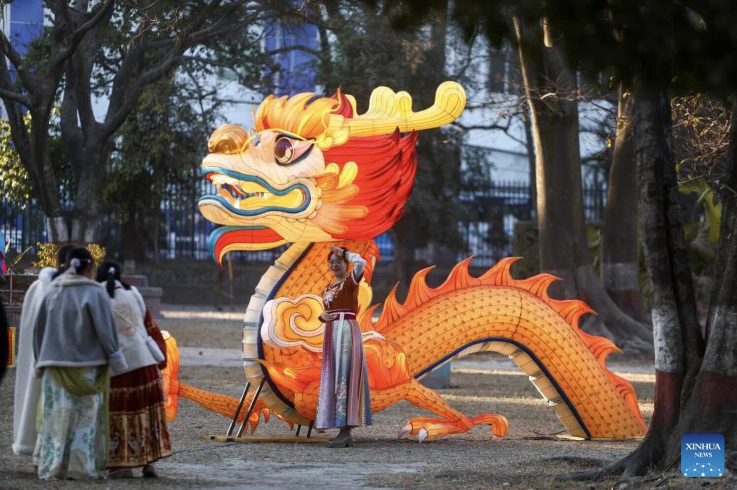 Một thiếu nữ chụp ảnh với trang trí hình con rồng trong sự kiện trình diễn đèn lồng ở Kathmandu, Nepal ngày 7.2.2024. Lễ hội đèn lồng được tổ chức nhân dịp Tết Nguyên đán Giáp Thìn 2024. Ảnh: Xinhua