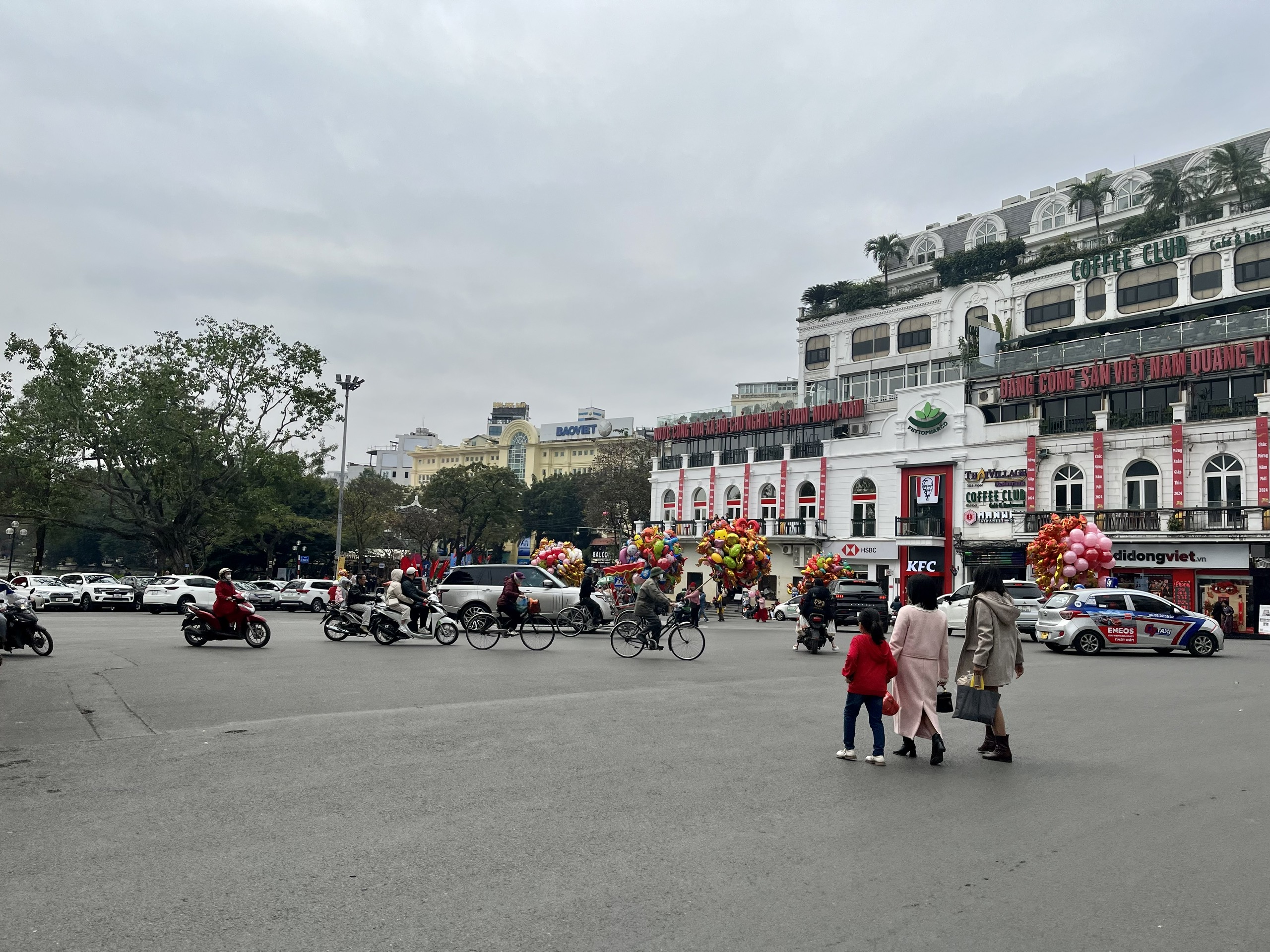 Ngày cuối cùng của năm Quý Mão, trong khi hầu hết các tuyến phố của Hà Nội đã trở nên yên tĩnh, vắng vẻ hơn mọi khi, khu vực phố cổ vẫn nhộn nhịp người qua lại.