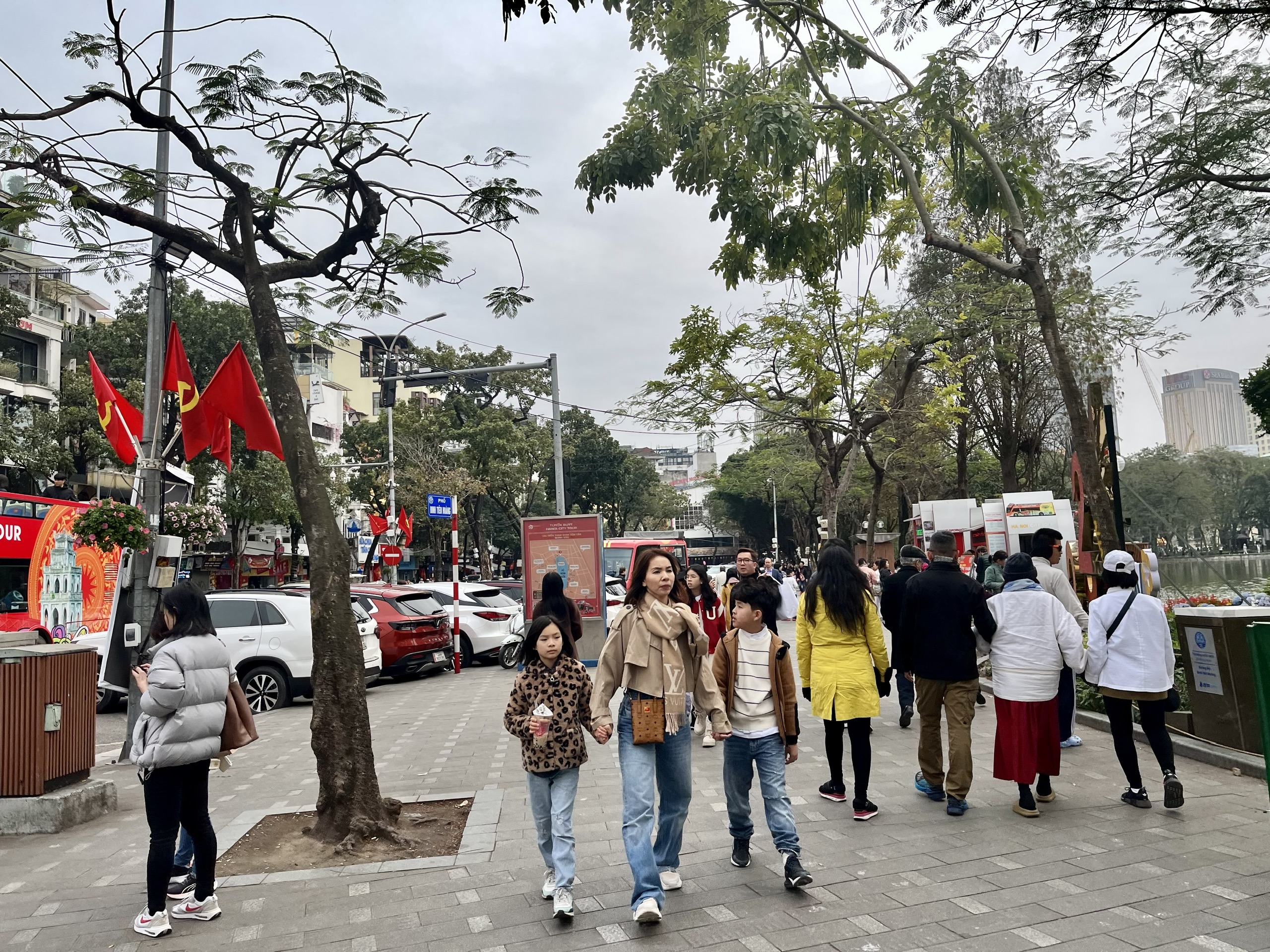 Khu vực quanh hồ Hoàn Kiếm, nhiều người dân, gia đình rủ nhau đi dạo, tận hưởng bầu không khí se lạnh khi chuẩn bị bước sang năm mới.