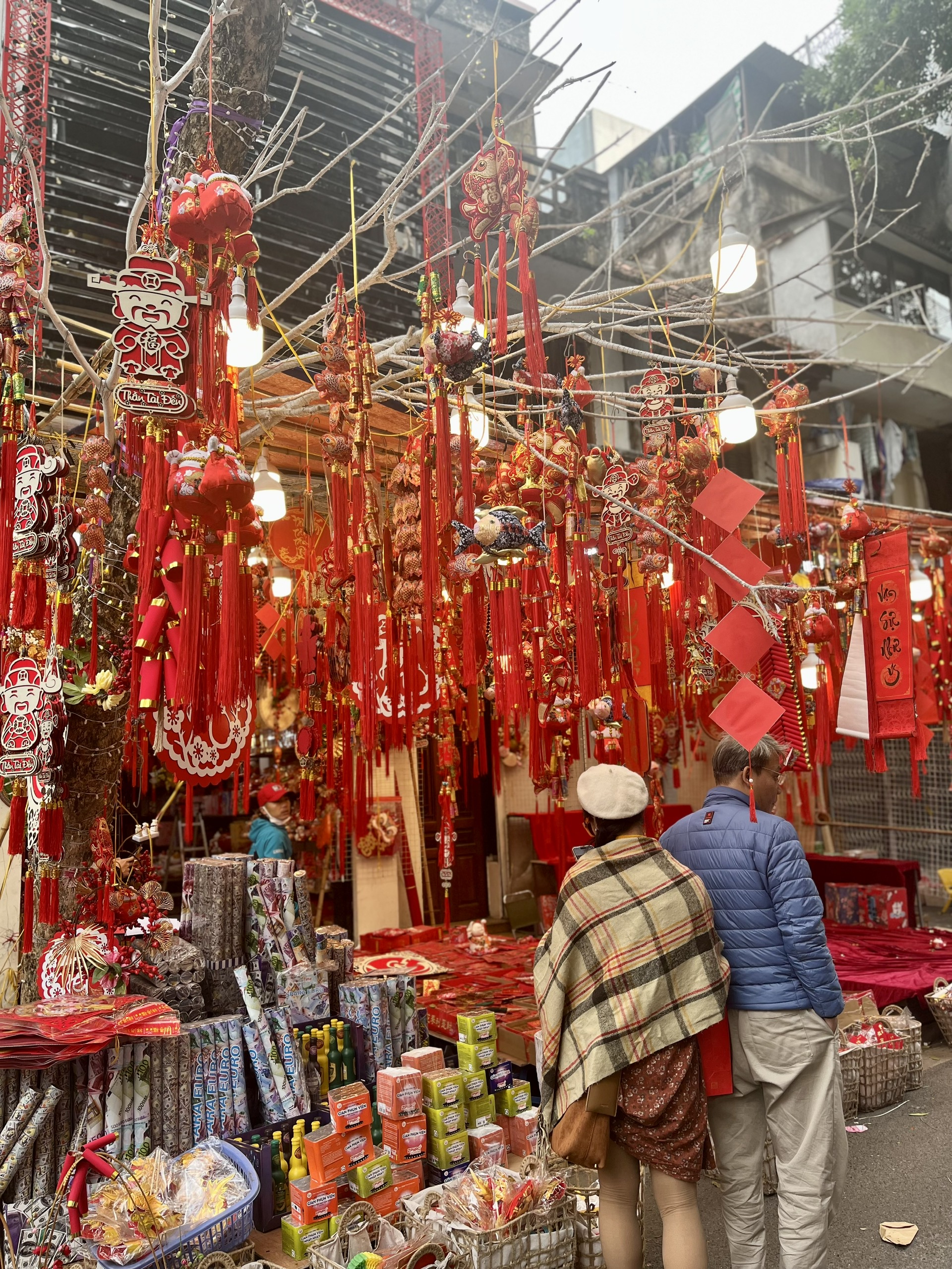 Các mặt hàng trang trí Tết vẫn đa dạng, phong phú như mọi năm. Không chỉ mua sắm, nhiều người tranh thủ đến đây chụp bộ ảnh đón chào năm mới.