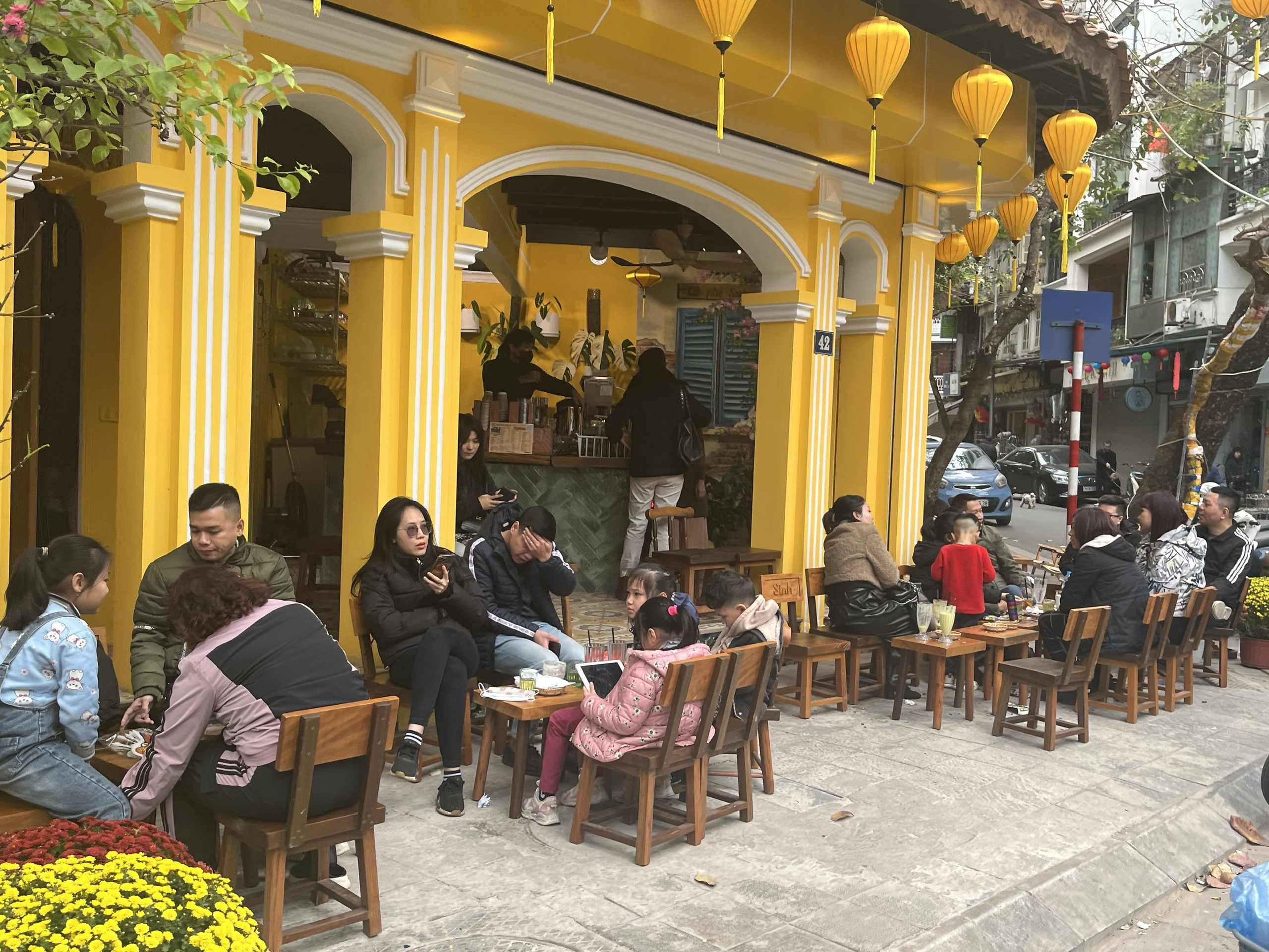 Khu vực phố cổ, rất đông hàng ăn, quán nước vẫn hoạt động, phục vụ người dân và du khách xuyên Tết.