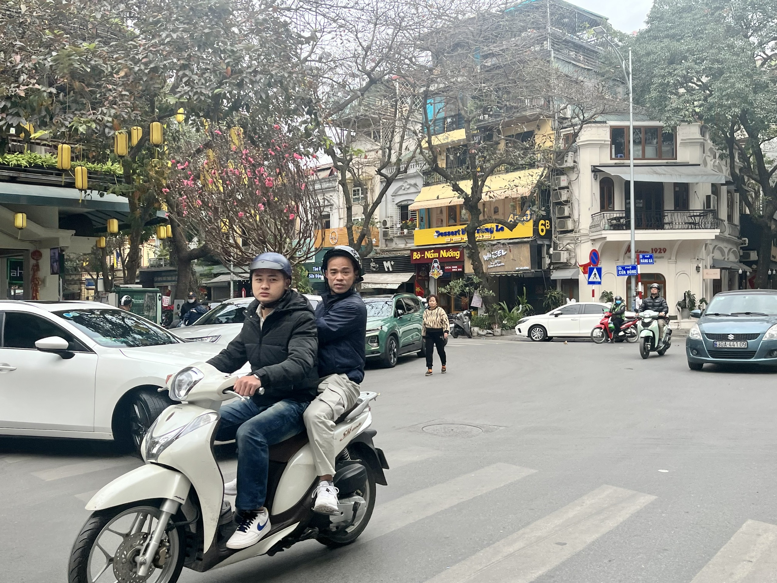 Các tuyến đường trong phố cổ vẫn nhộn nhịp người qua lại, mua sắm những cây đào, cành mai, đồ trang trí Tết.