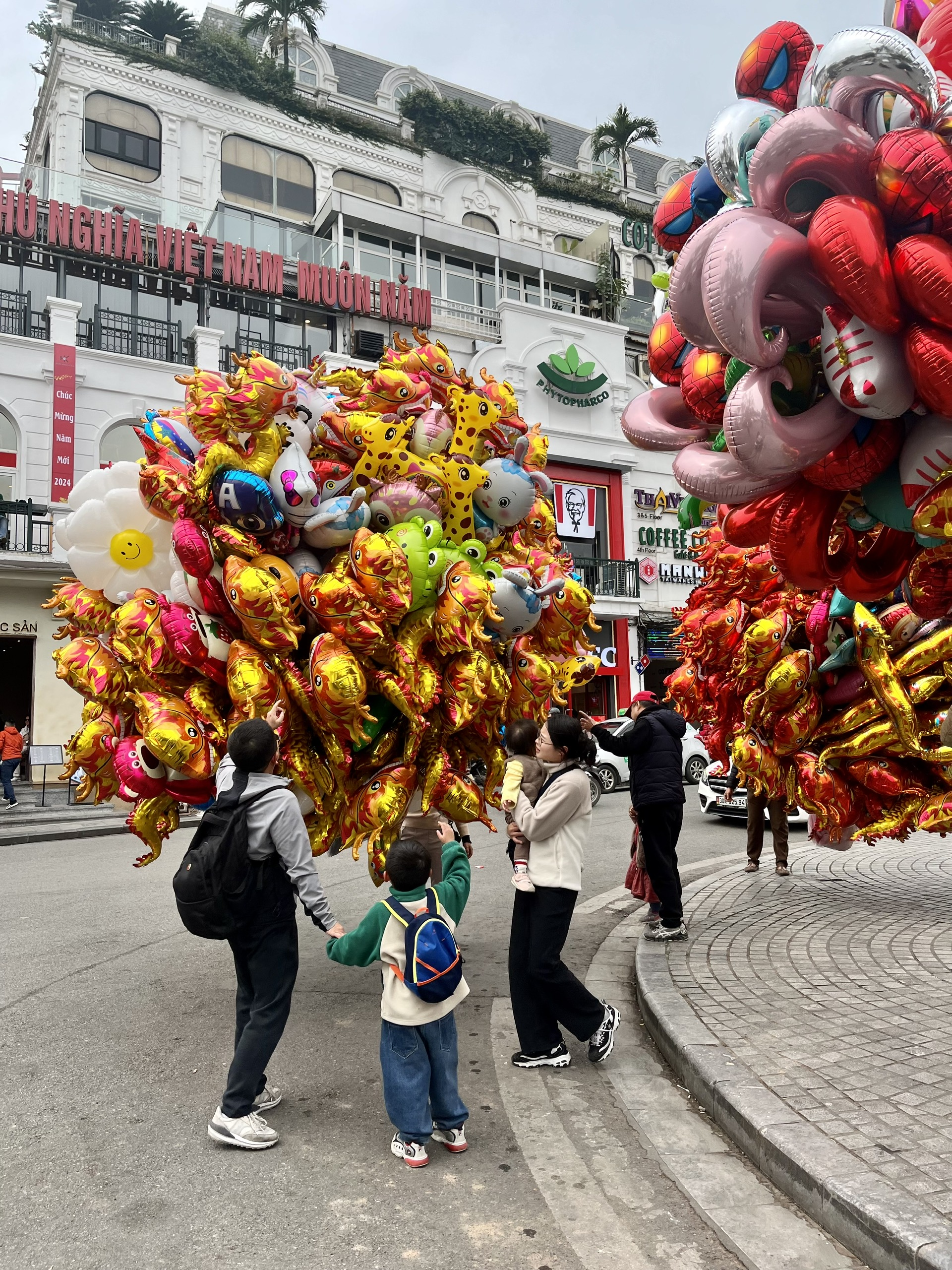 Thái Huyền (31 tuổi, Nam Trung Yên) cho biết: “Đây là năm thứ 3 mình ăn Tết ở Hà Nội. Trong khi những quận khác đều đã vắng, khu vực phố cổ vẫn sầm uất, nhộn nhịp, mang đậm không khí Tết. Mình cũng tranh thủ đến các con phố để dạo chơi, tìm mua đồ cúng Giao thừa để chuẩn bị bước sang năm mới“.