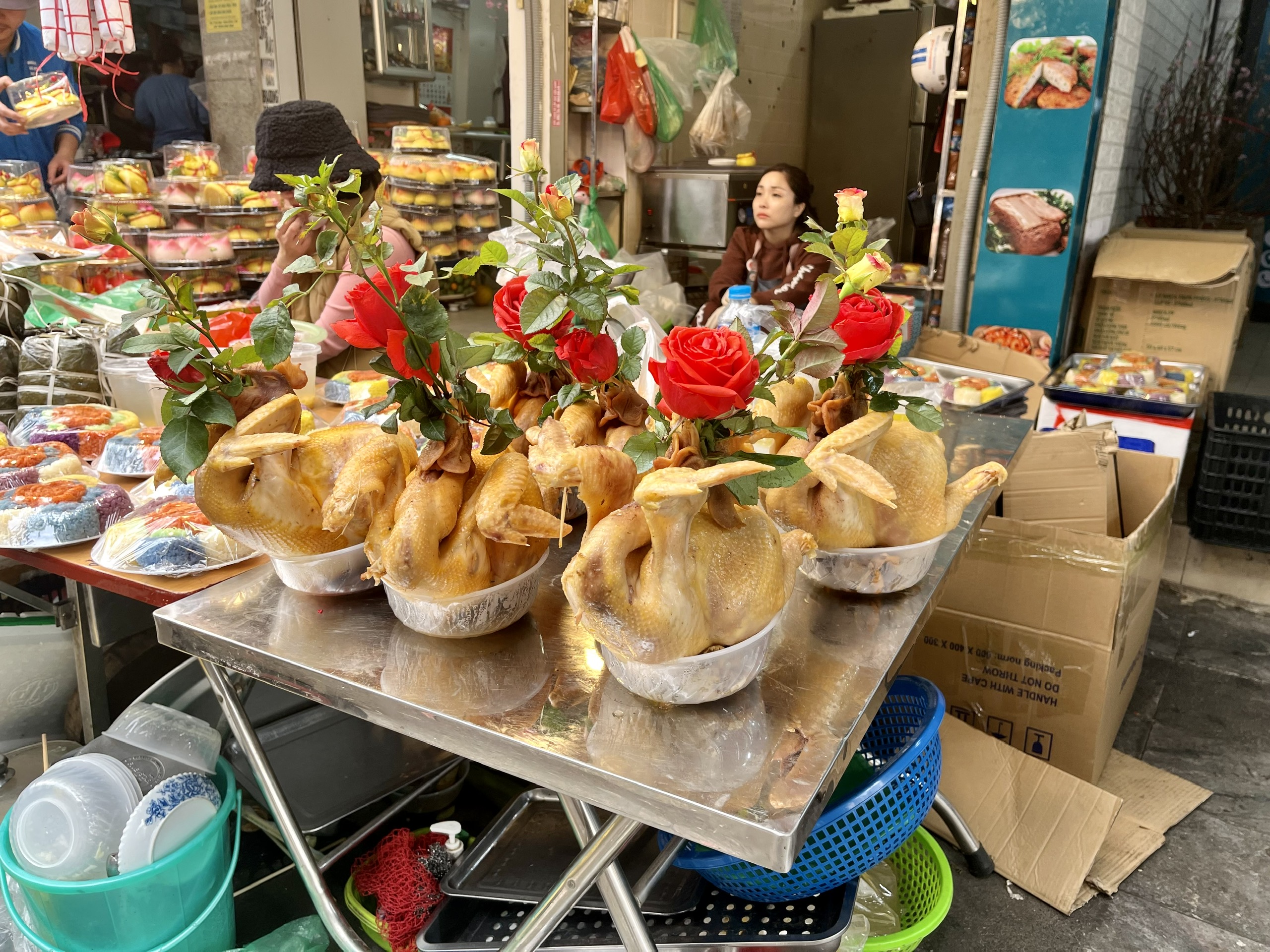 Những con gà cúng luộc sẵn, ngậm hoa hồng là “đặc sản” phố Hàng Bè vào những ngày này.