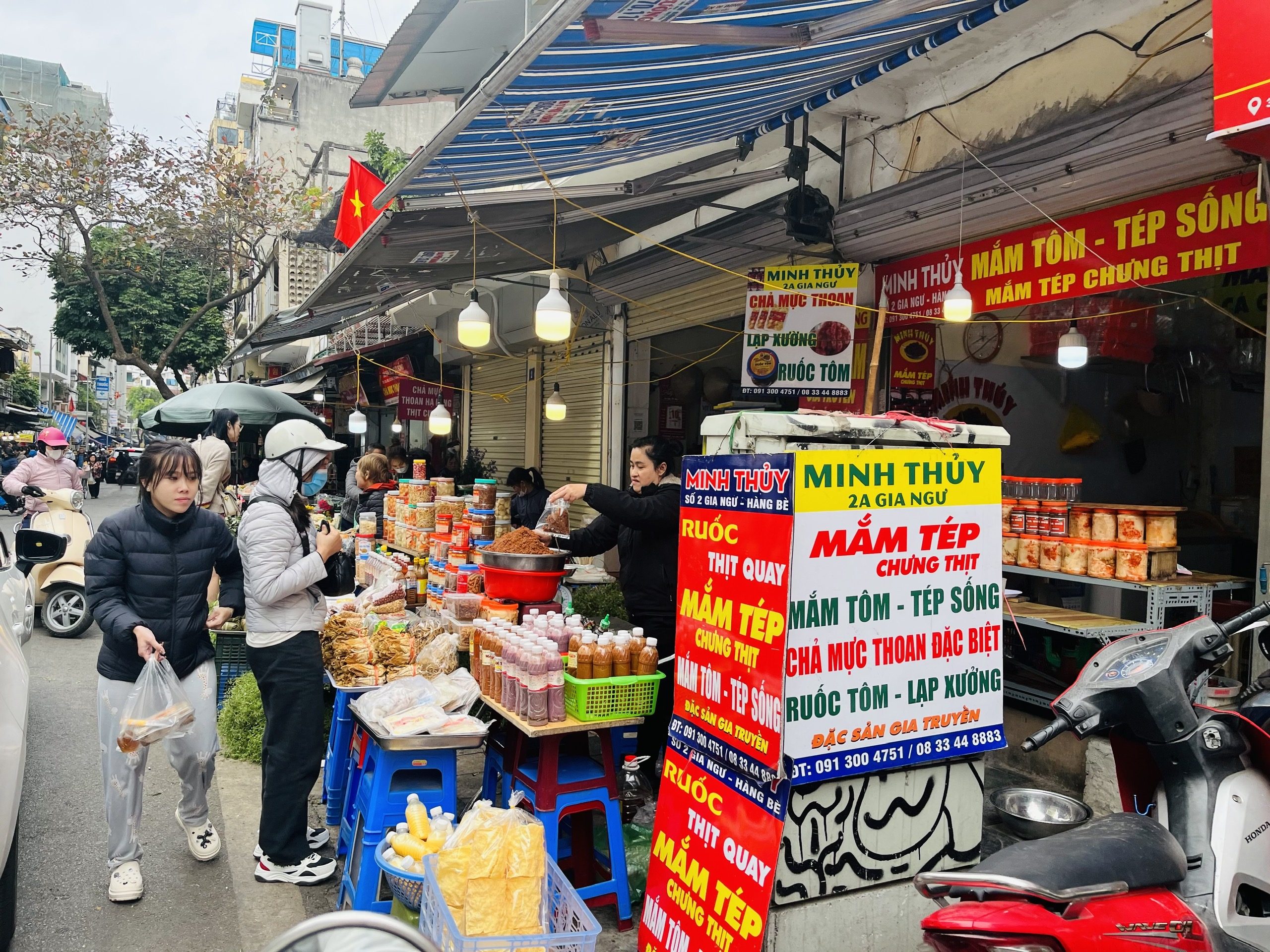 Khu vực phố Hàng Bè tấp nập người đến xem những gian hàng bày bán đồ cúng Tết.