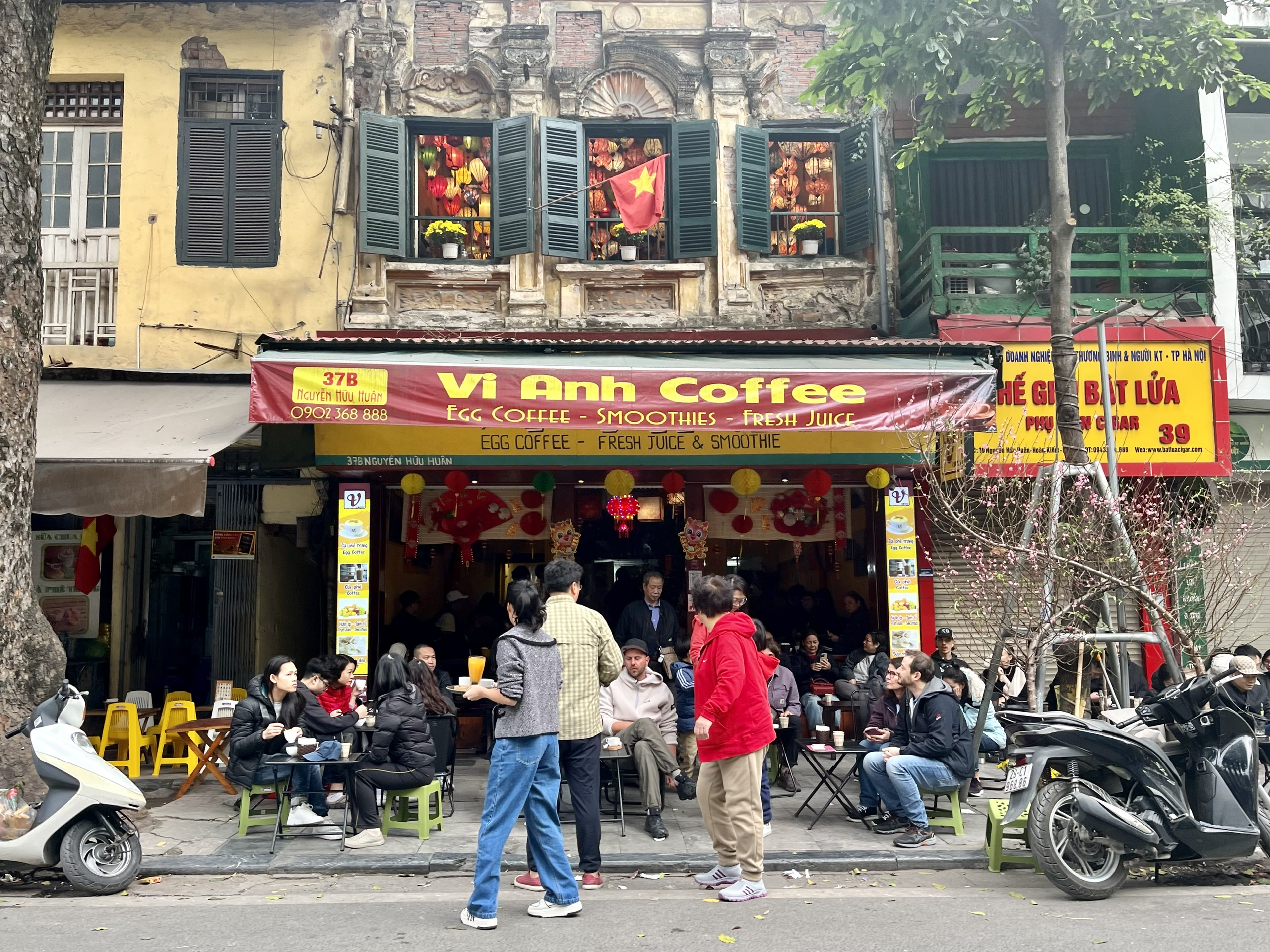 Khách du lịch nước ngoài thích thú trải nghiệm không khí Tết cổ truyền tại Việt Nam.