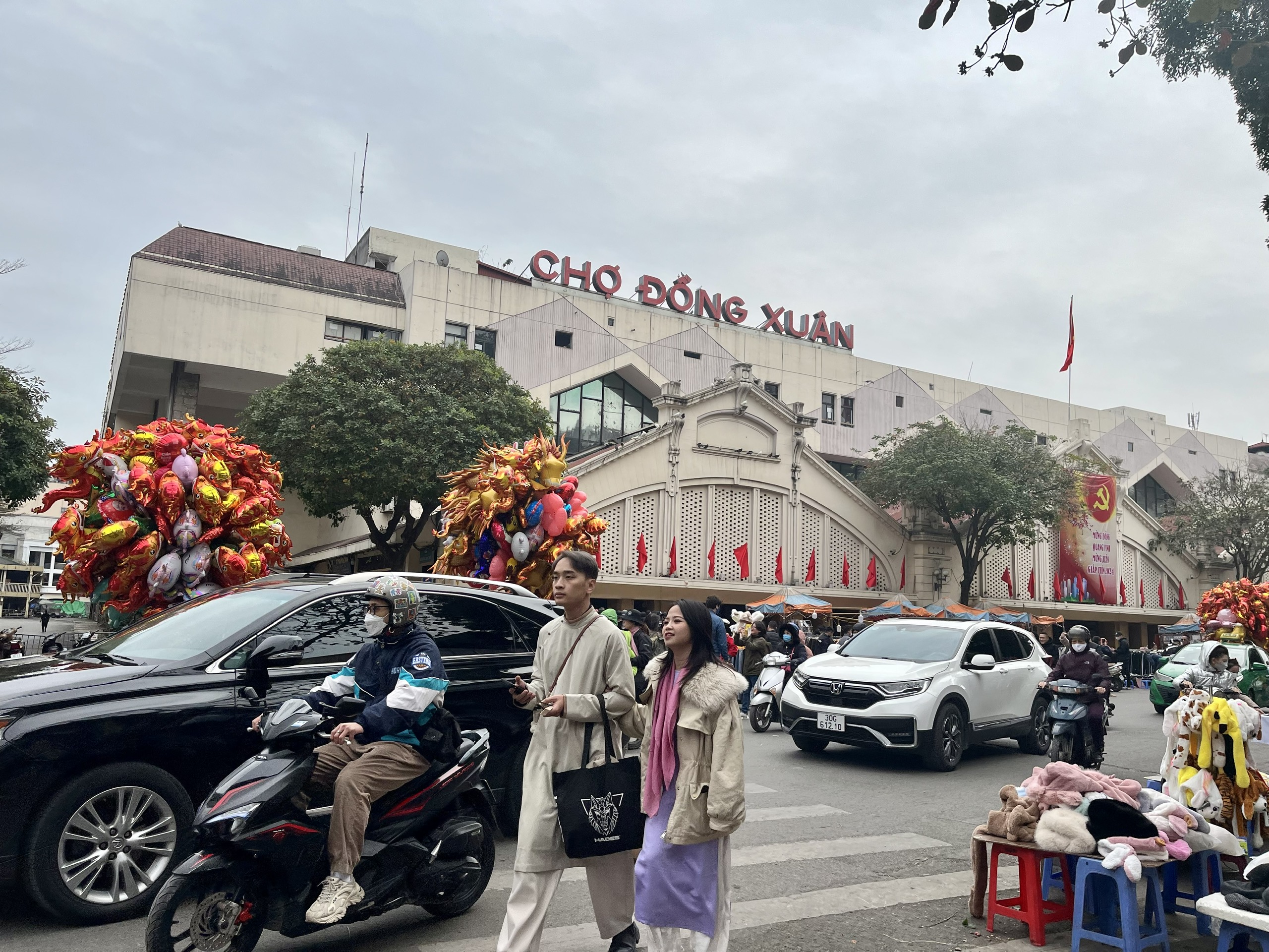 Du khách mặc áo dài “check-in” chợ Đồng Xuân.