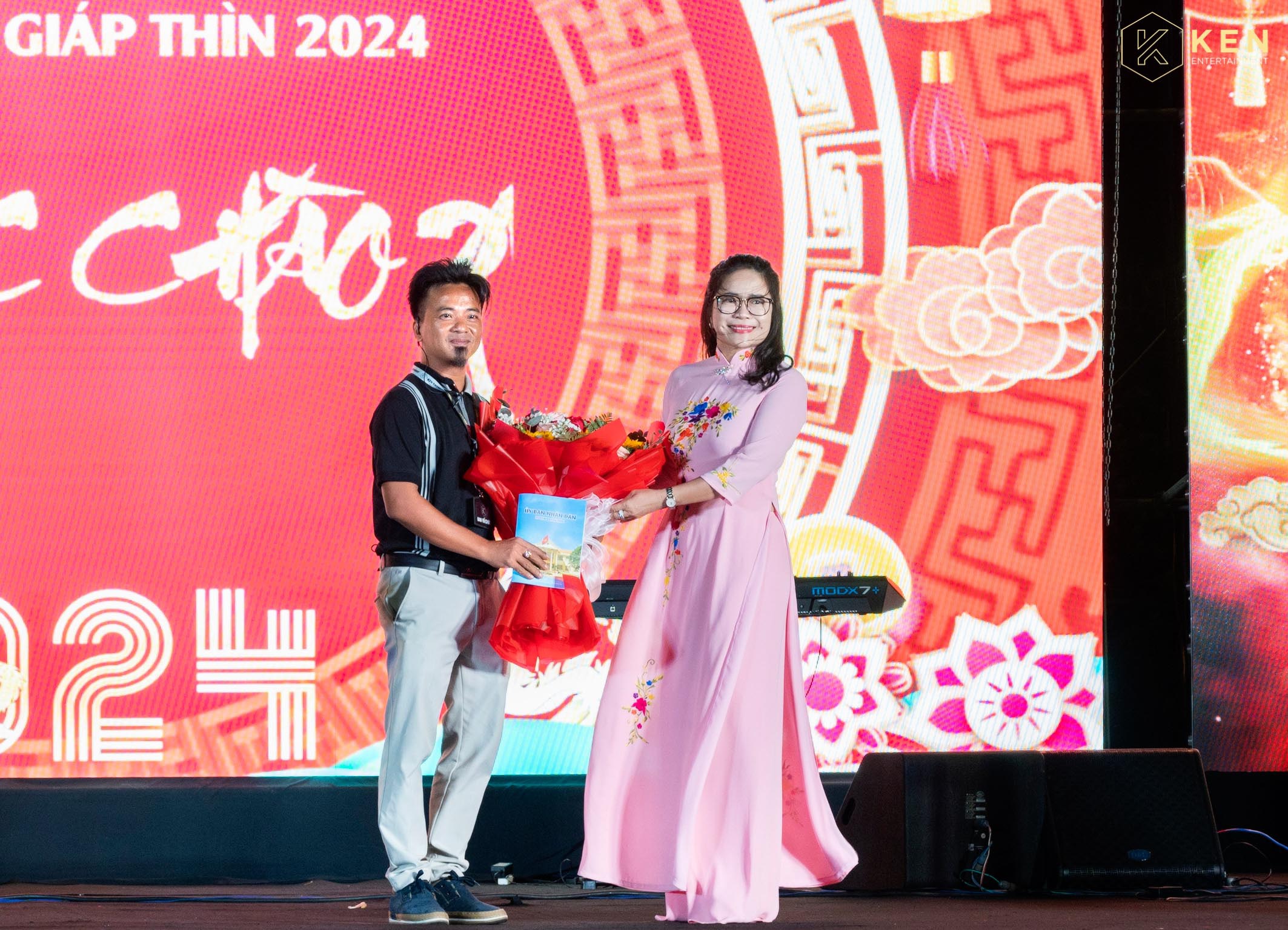 Bà Lê Thị Trang Đài - Chủ tịch UBND huyện Xuyên Mộc tặng hoa cho nhạc sĩ tại chương trình. Ảnh: NVCC