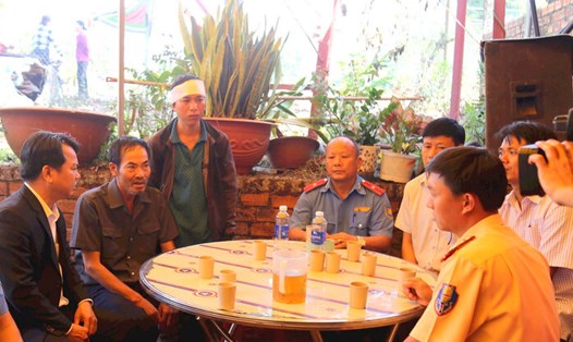 Lãnh đạo Ban An toàn giao thông tỉnh Đắk Nông đến thăm hỏi gia đình có người thân tử vong vì tai nạn giao thông trong ngày 30 Tết. Ảnh: Hoàng Thanh