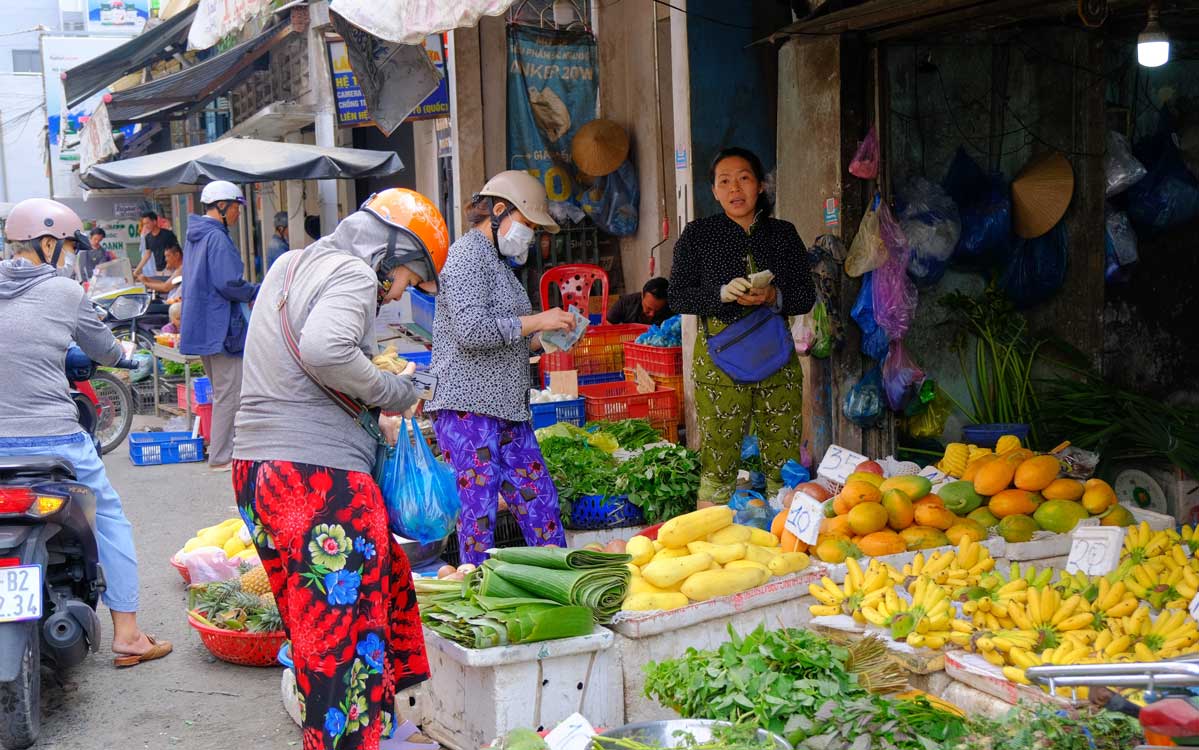Bà Nguyễn Thị Xuân (quận Ninh Kiều, TP Cần Thơ) chia sẻ, giá các loại hàng hóa, nhu yếu phẩm có phần cao hơn mọi khi.