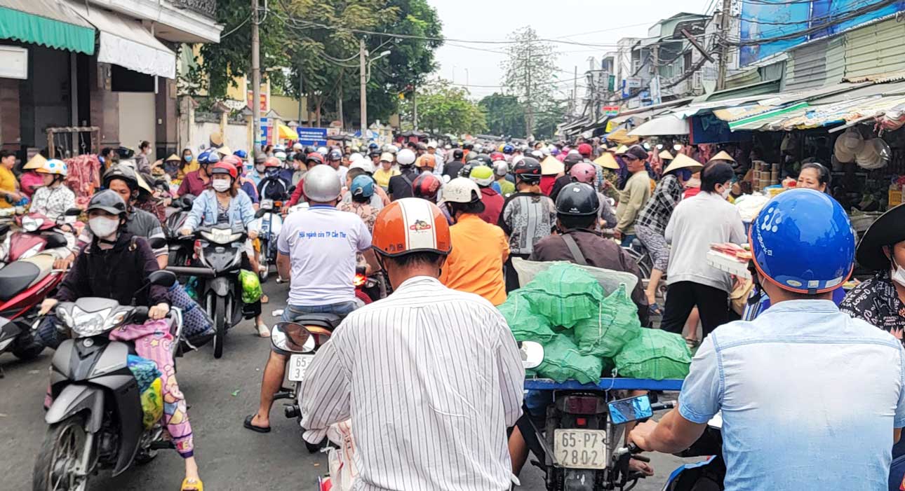Tại chợ Xuân Khánh (TP Cần Thơ), người dân phải nhích từng chút một vì số lượng người mua sắm rất đông.