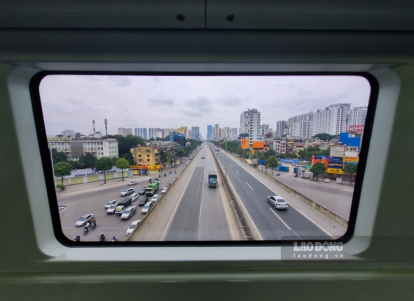 Đường Vành đai 3 nhìn từ cửa sổ tuyến tàu điện trên cao đầu tiên tại Việt Nam chiều 30 Tết.