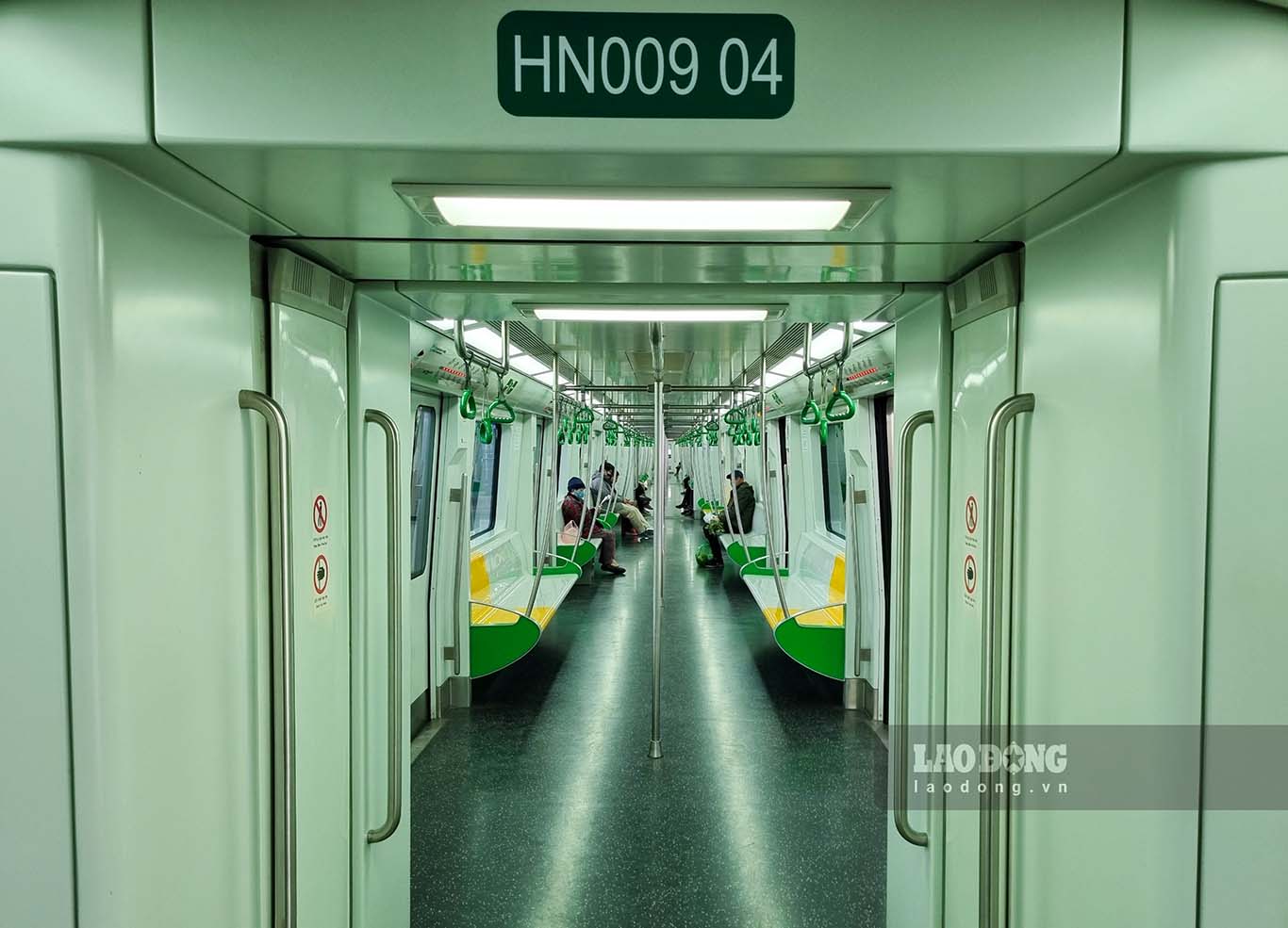 Trên một chuyến tàu bắt đầu từ ga Cát Linh, chỉ có khoảng hơn 10 hành khách trên tàu.
