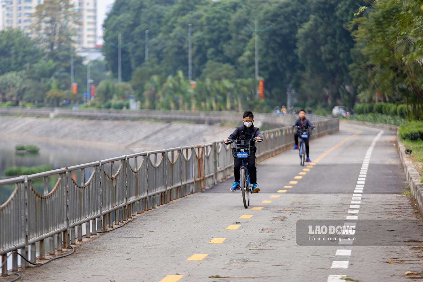 Người dân thong thả đạp xe trên tuyến đường dành cho xe đạp đầu tiên tại Hà Nội.