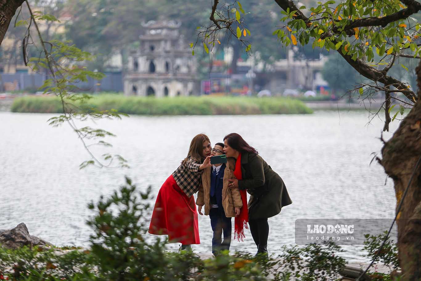 Hồ Gươm không còn cảnh chen chúc, người dân thoải mái chụp hình vào chiều 30 Tết.