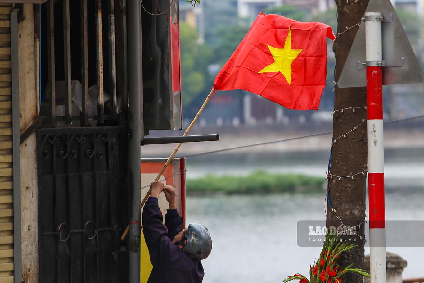 Treo cờ Tổ quốc trở thành một nét đẹp của người dân Việt Nam. Nhìn cờ Tổ quốc xuất hiện khắp nơi càng khiến không khí Tết trở nên vui tươi, phấn khởi hơn.