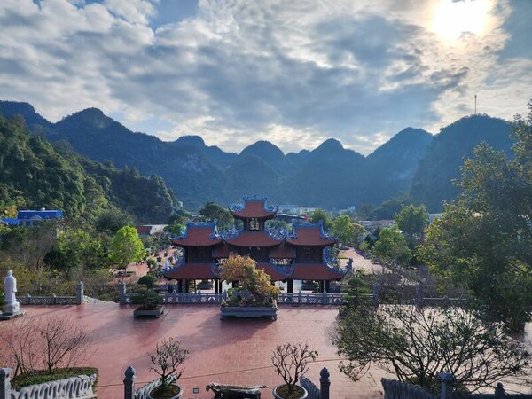 Chùa Tân Thanh để lại ấn tượng với du khách bởi phong cảnh hữu tình. Ảnh: Trí Minh.