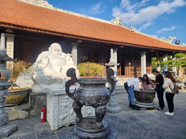 Nhiều du khách đến cửa khẩu ghé thăm chùa Tân Thanh. Ảnh: Trí Minh.