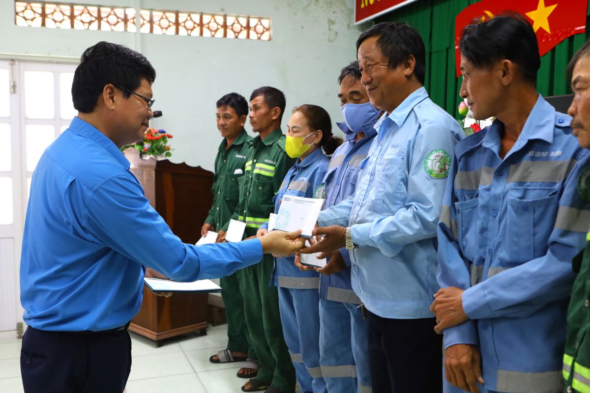 Ông Đỗ Hữu Quy - Chủ tịch LĐLĐ Bình Thuận tặng quà tết cho công nhân khó khăn tại Công ty CP Môi trường và Dịch vụ đô thị Bình Thuận. Ảnh: Duy Tuấn